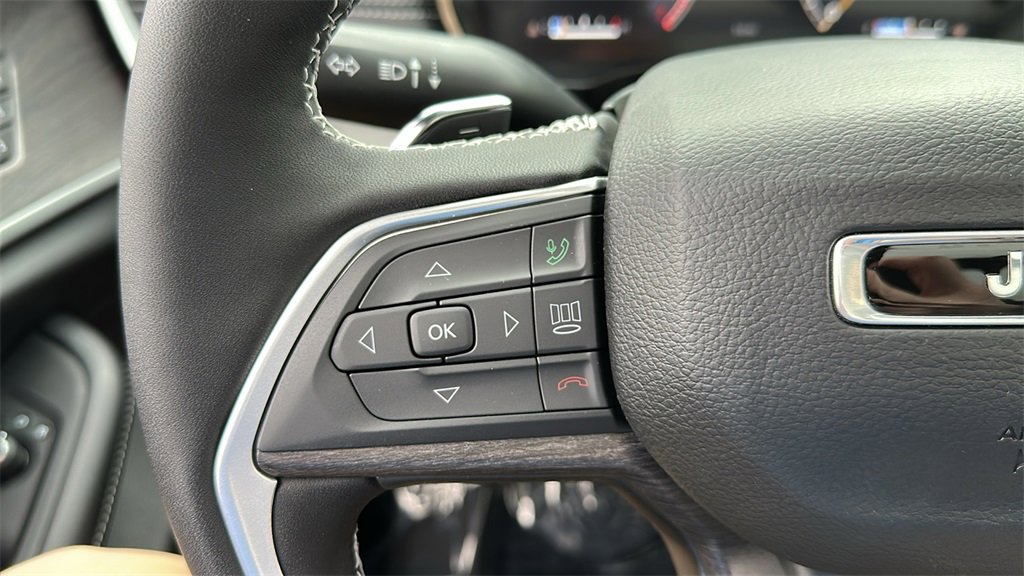 New 2025 Jeep Grand Cherokee Limited w/ Black Appearance Package image 17