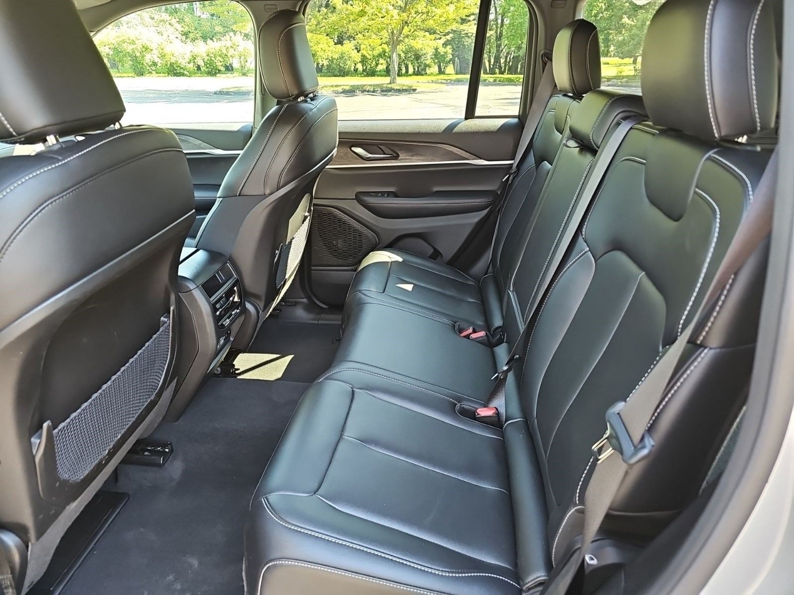 Used 2025 Jeep Grand Cherokee Limited AWD/4WD image 17