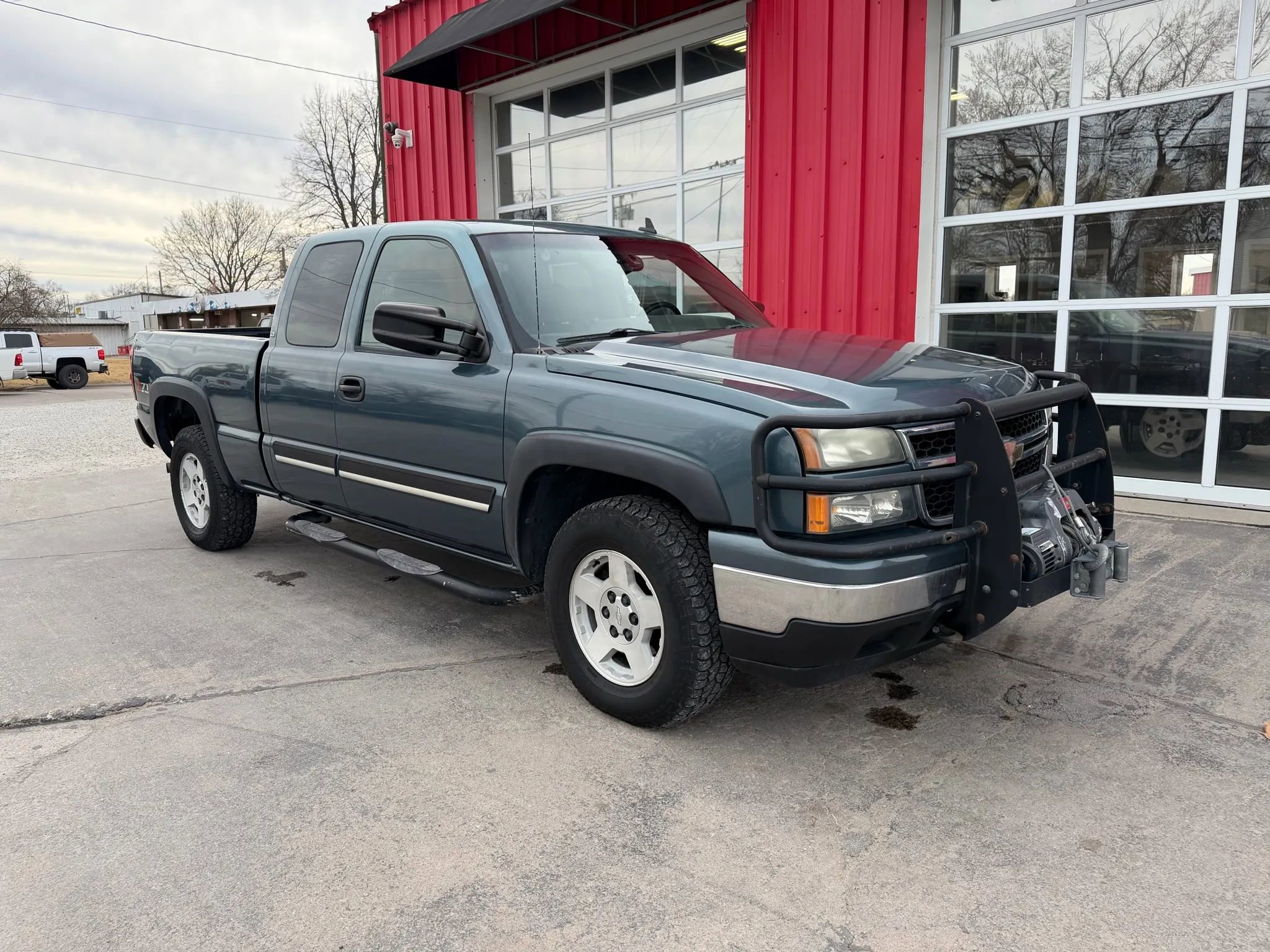 Used 2006 Chevrolet Silverado 1500 LT w/ Light Duty Power Package AWD/4WD image 2