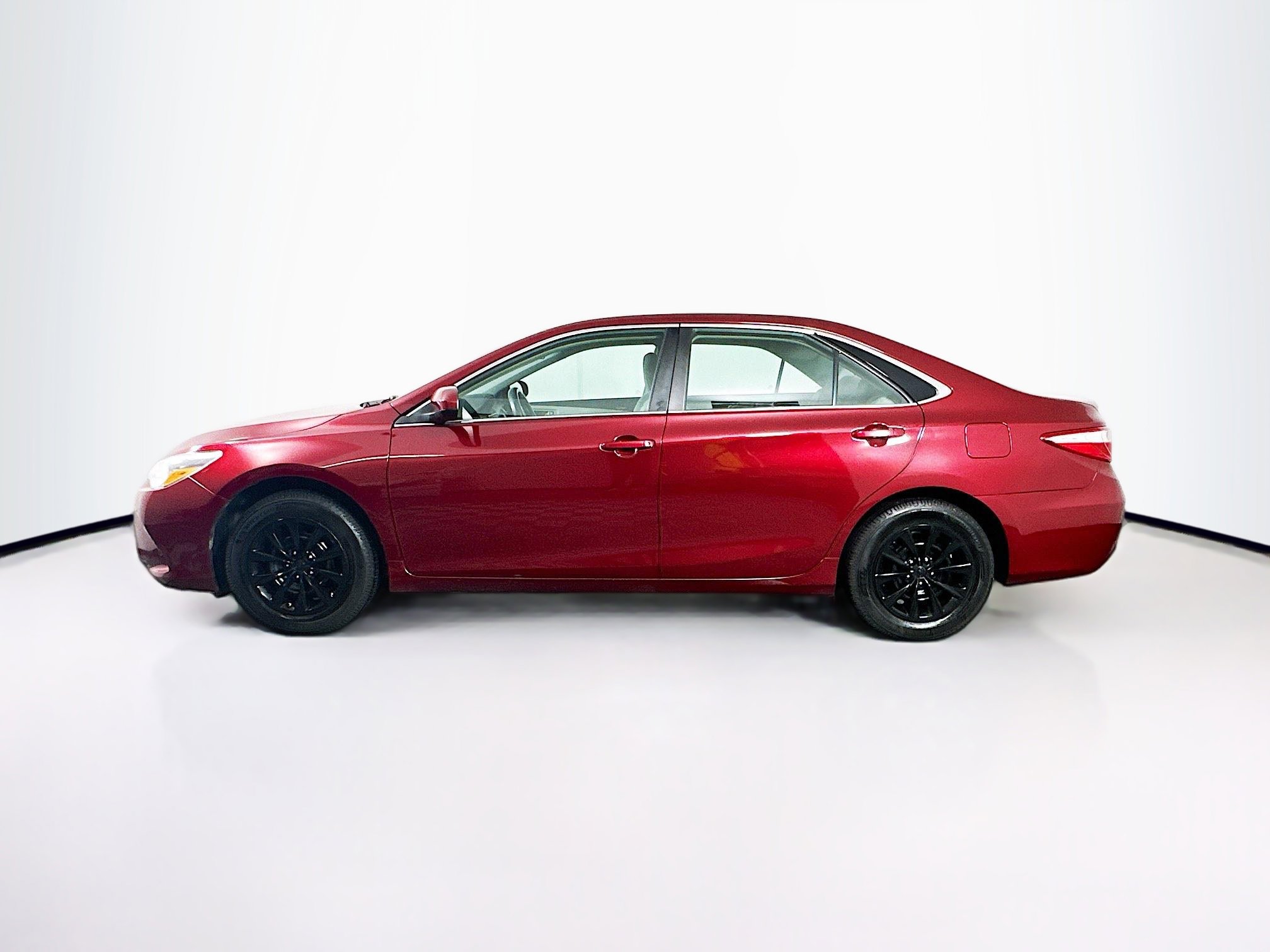 Used 2015 Toyota Camry LE image 4