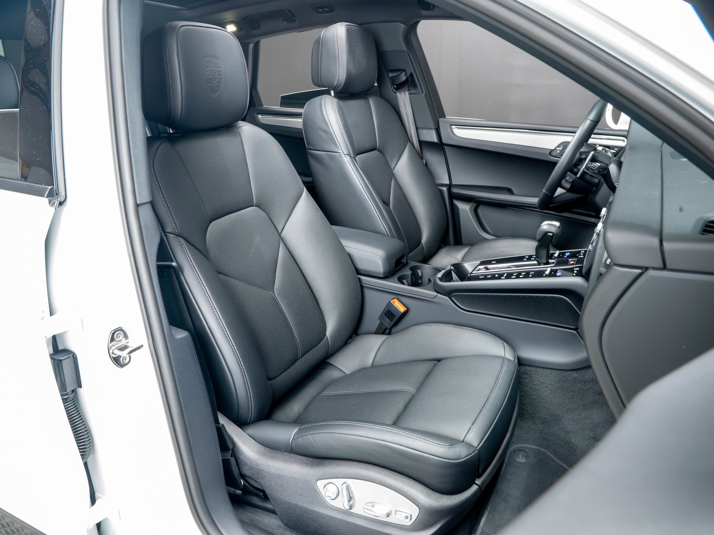 Certified 2026 Porsche Macan AWD/4WD image 34