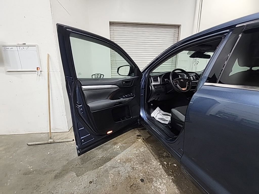 Used 2017 Toyota Highlander LE FWD image 6