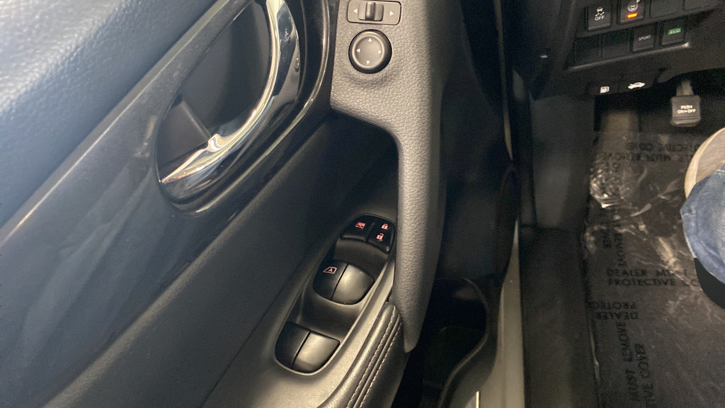Used 2017 Nissan Rogue SV FWD image 18