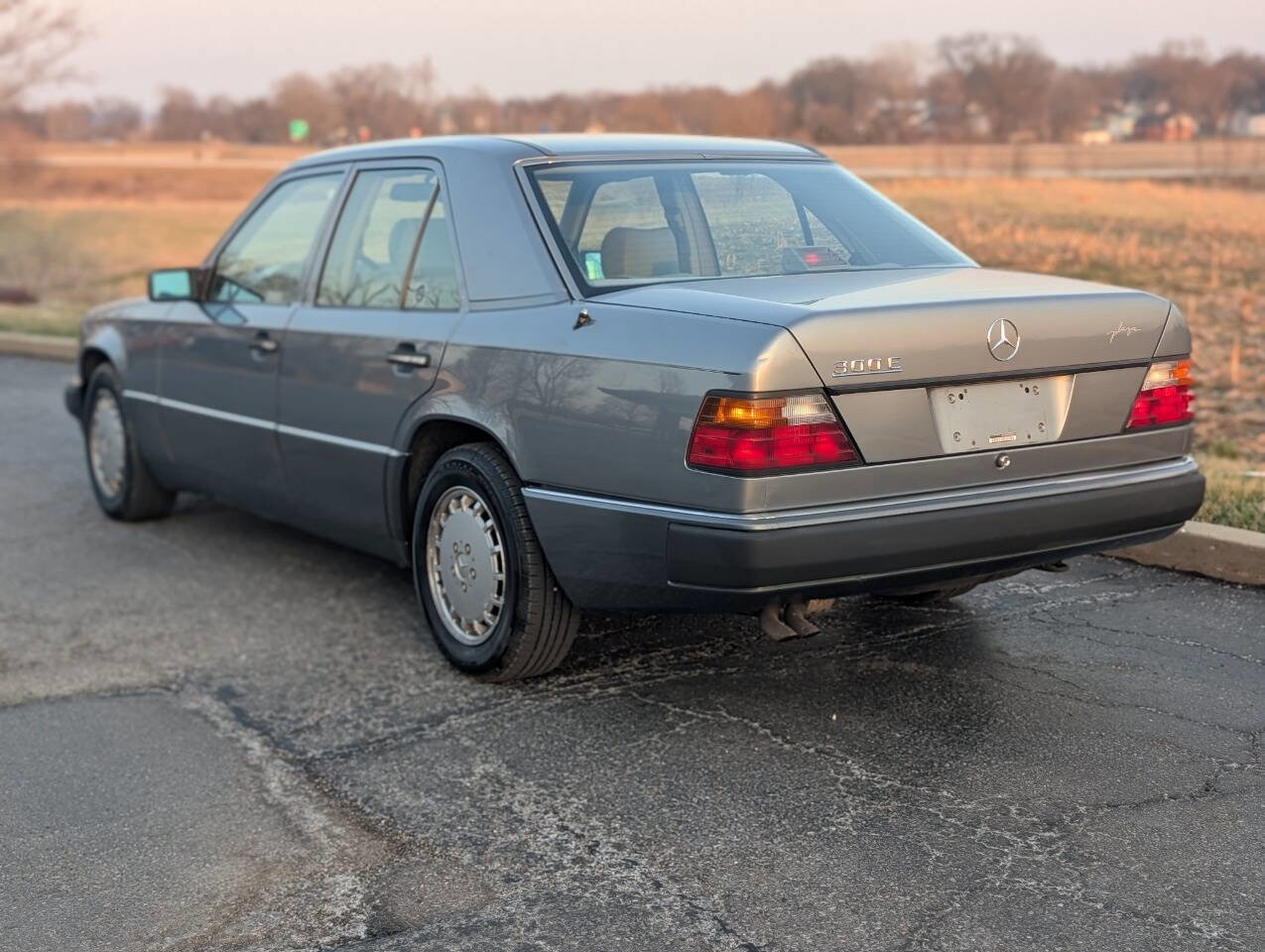 Used 1991 Mercedes-Benz 300 E 3.0 image 3