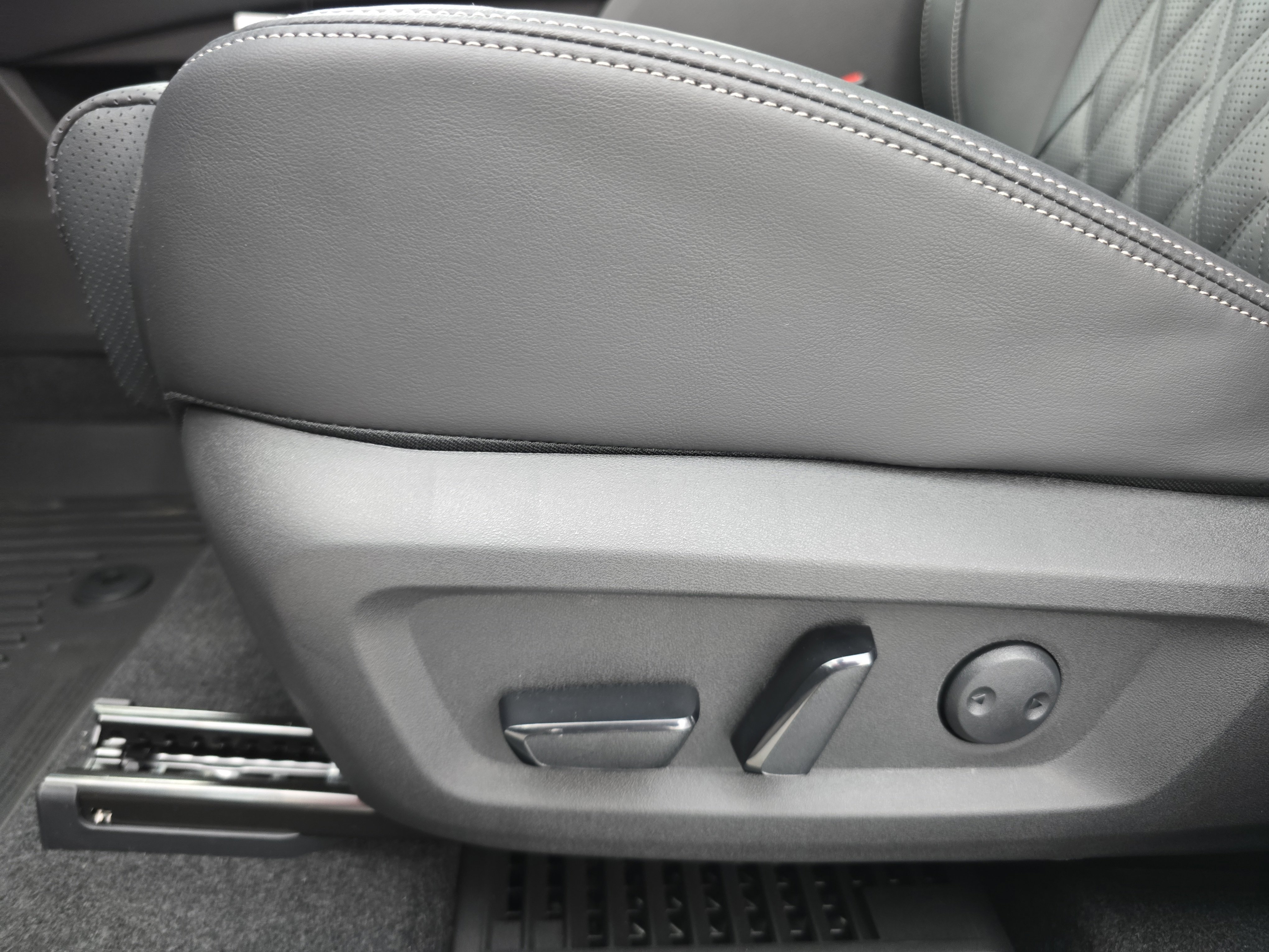 New 2026 Nissan Rogue Platinum image 29