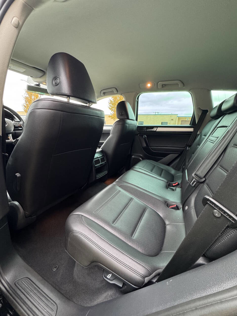 Used 2012 Volkswagen Touareg Sport image 11