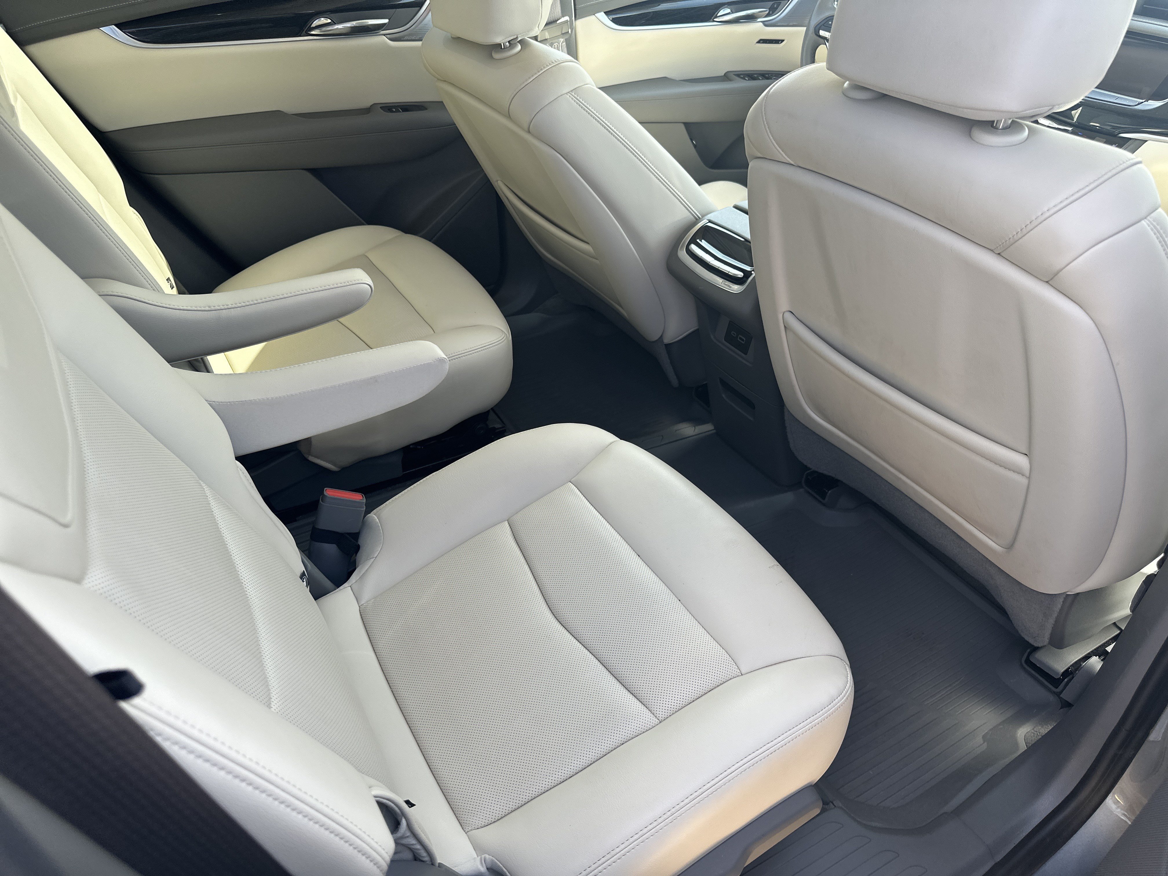 Used 2024 Cadillac XT6 Premium Luxury w/ LPO, Floor Liner Package AWD/4WD image 10