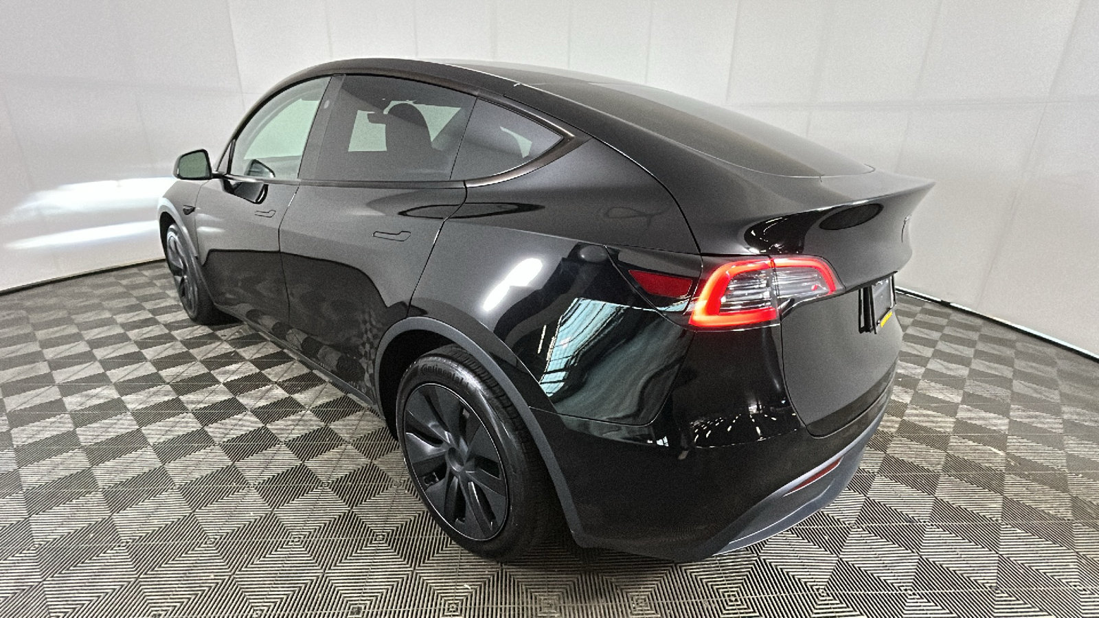 Used 2024 Tesla Model Y Long Range AWD/4WD image 4