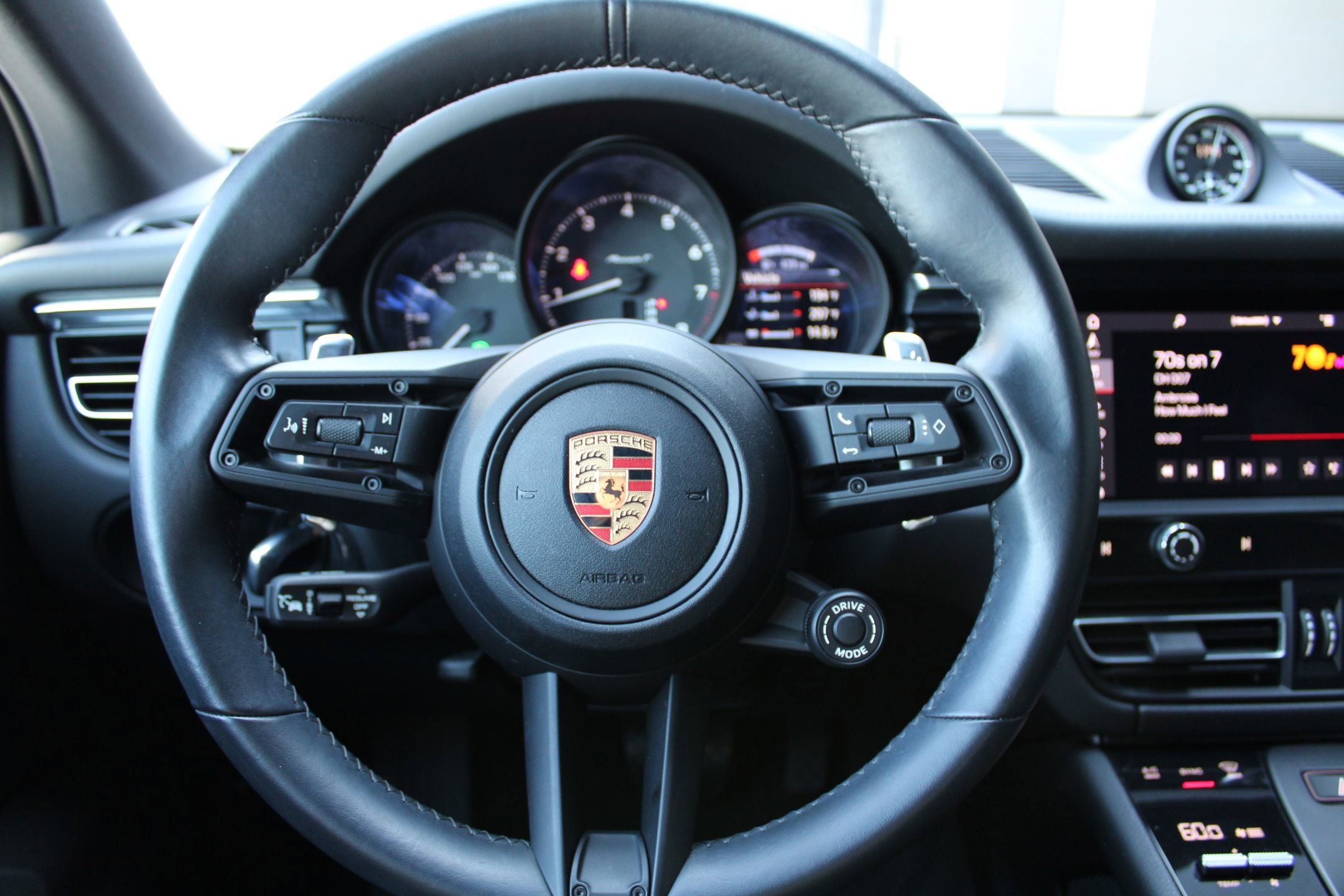 Used 2023 Porsche Macan Turbo image 15