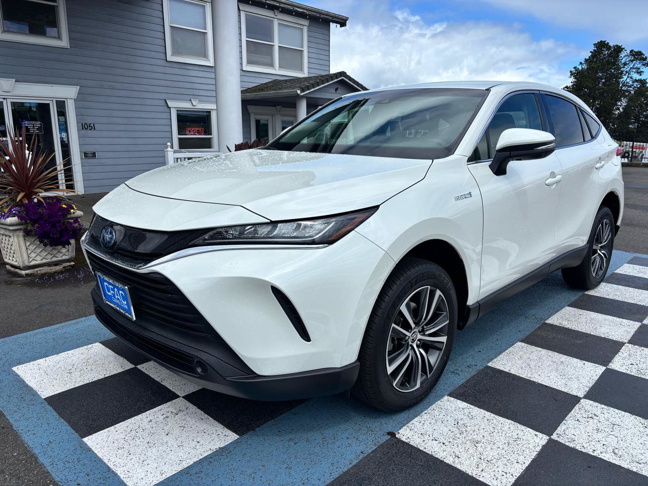 Used 2021 Toyota Venza LE AWD/4WD image 2