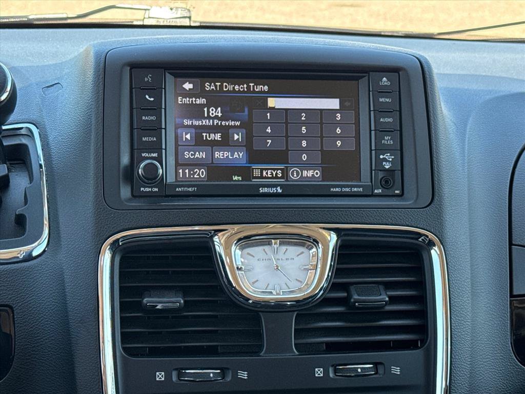 Used 2014 Chrysler Town & Country Touring-L FWD image 17