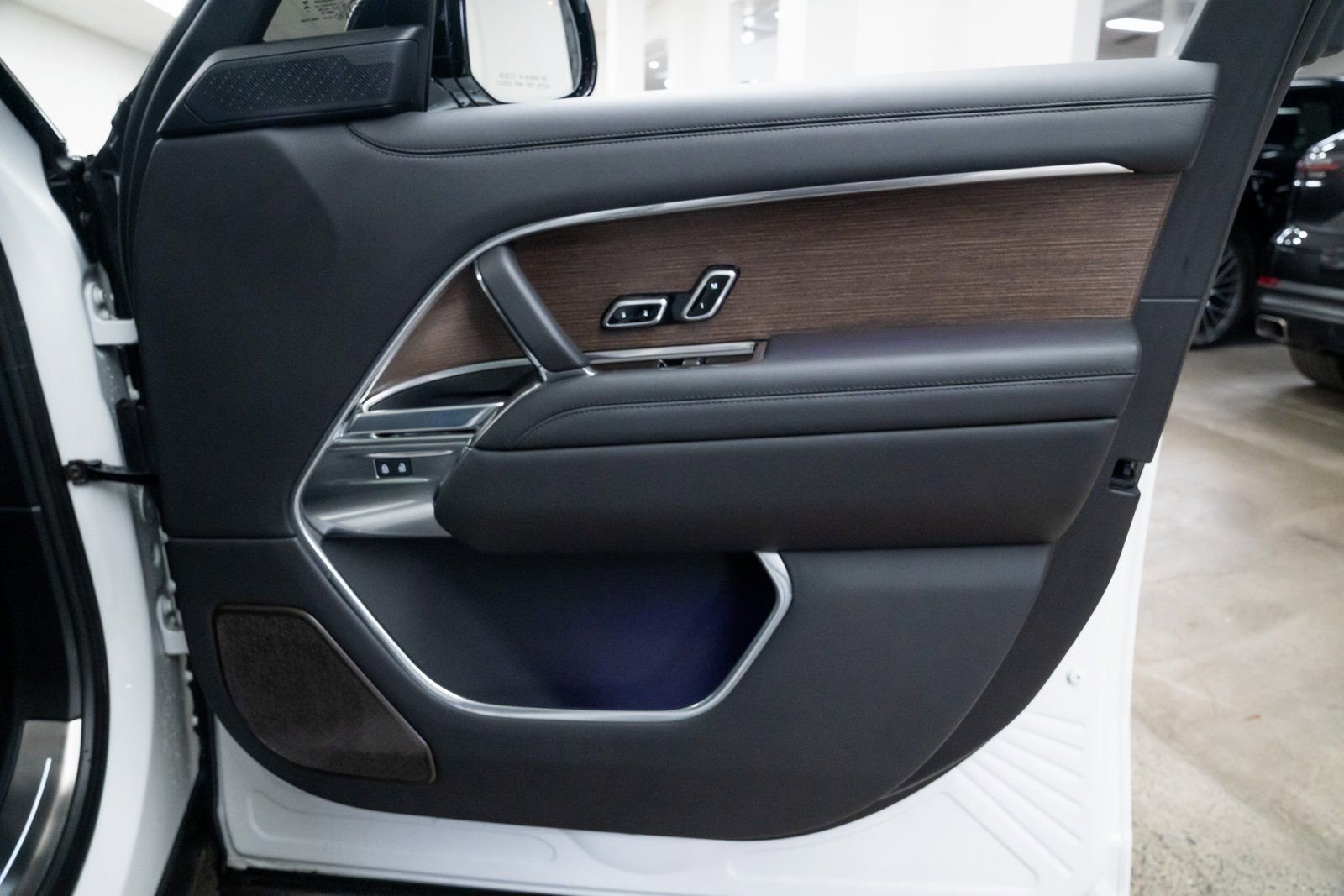 Used 2025 Land Rover Range Rover Autobiography image 25