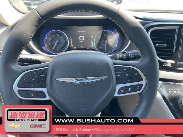 Used 2024 Chrysler Pacifica Touring-L FWD image 12