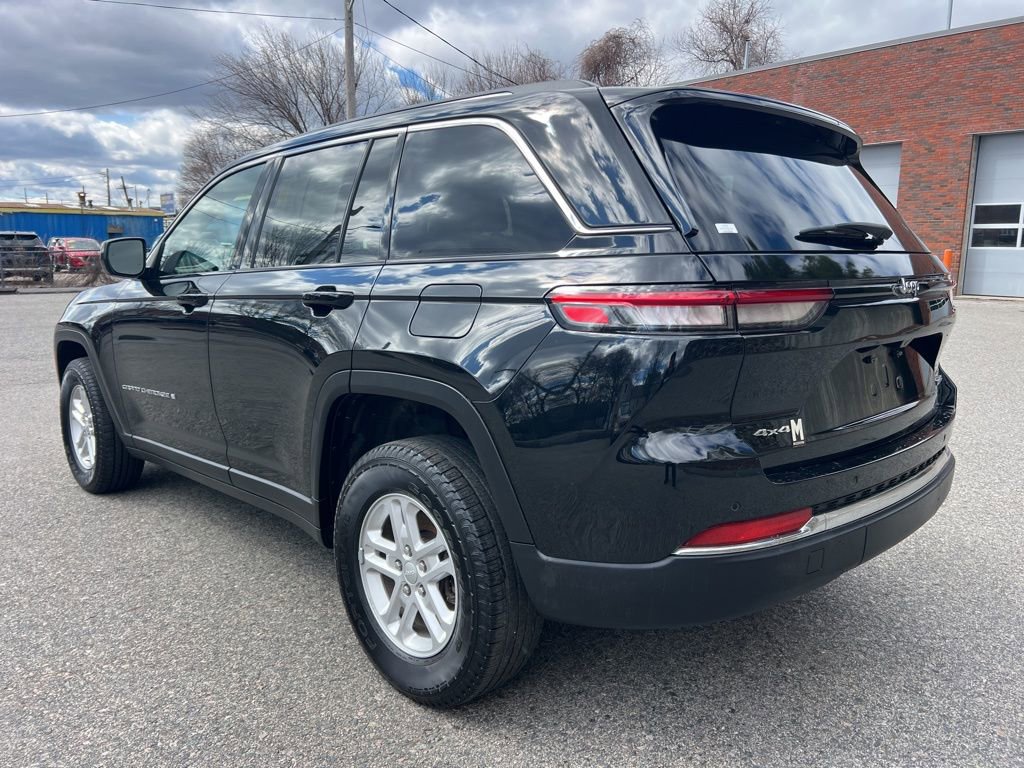 Used 2023 Jeep Grand Cherokee Laredo image 3