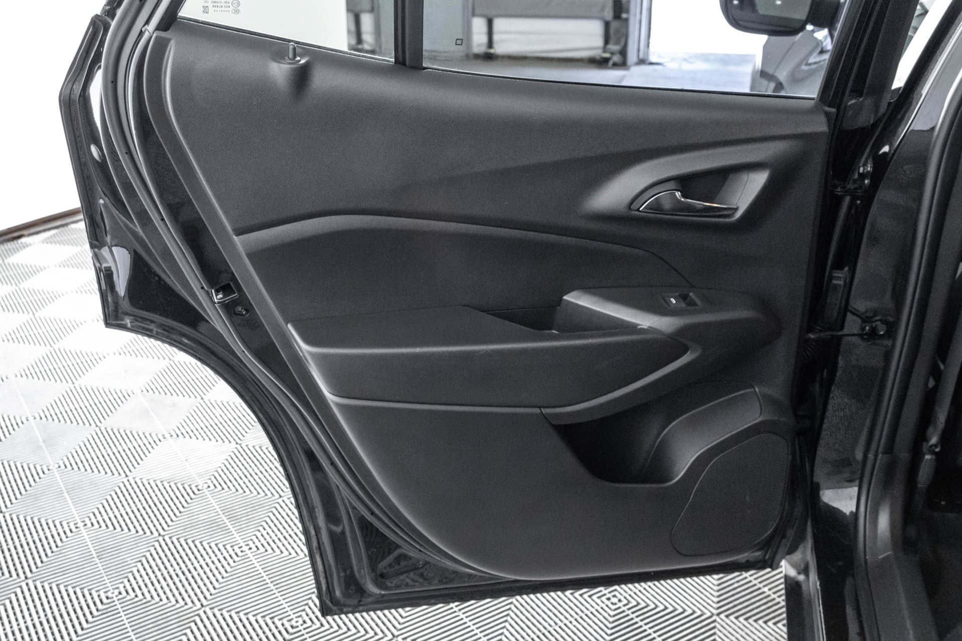 Used 2025 Chevrolet Trax LT FWD image 35