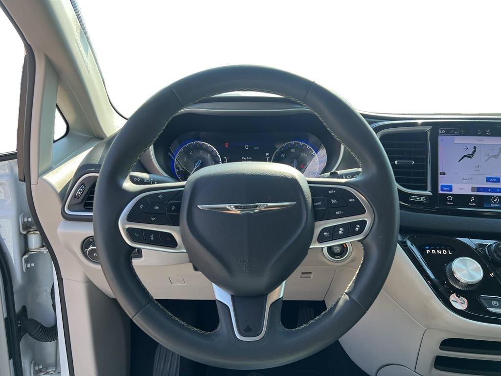 Used 2023 Chrysler Pacifica Touring-L FWD image 5
