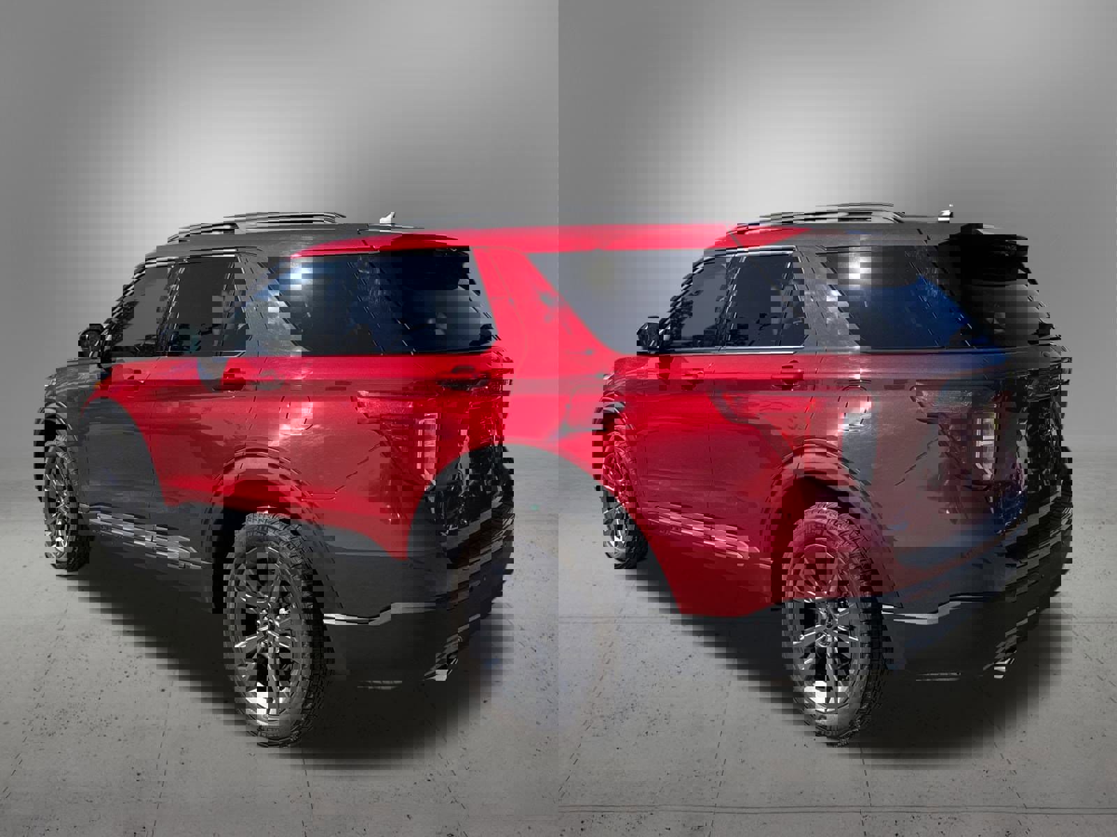 Used 2024 Ford Explorer XLT w/ Equipment Group 202A image 3