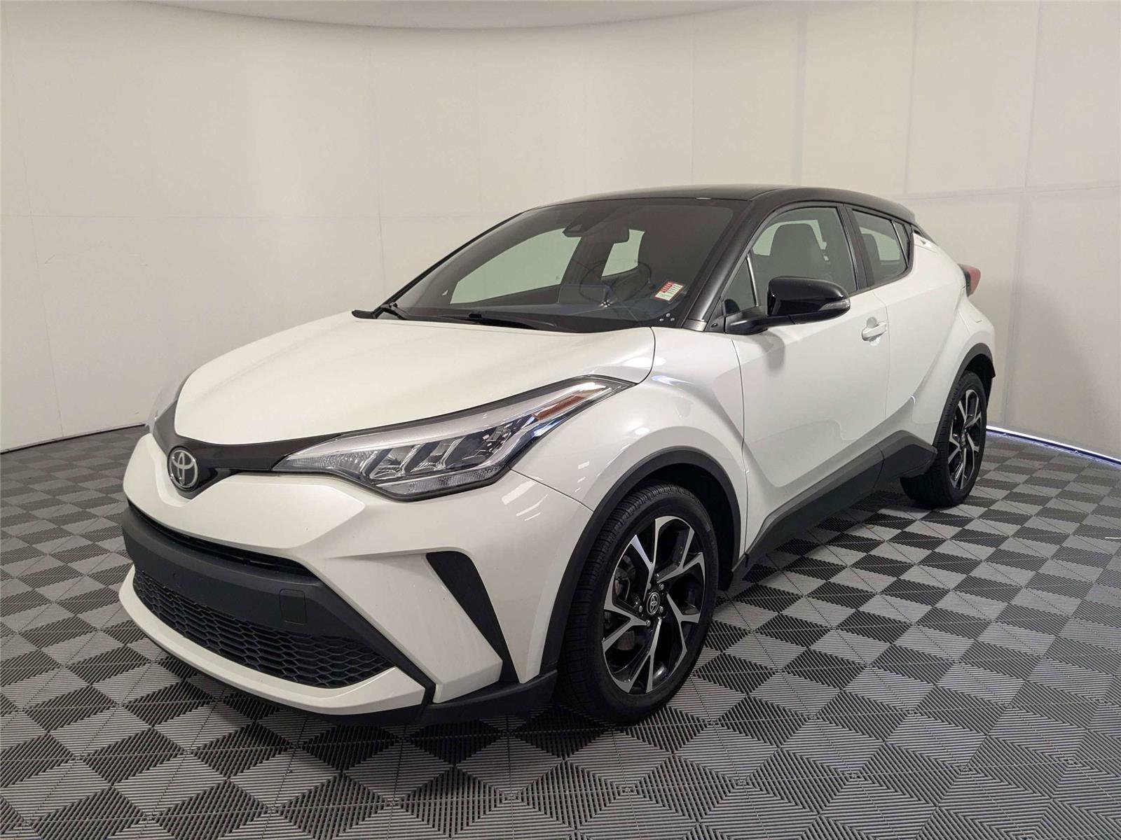 Used 2020 Toyota C-HR XLE FWD video 2