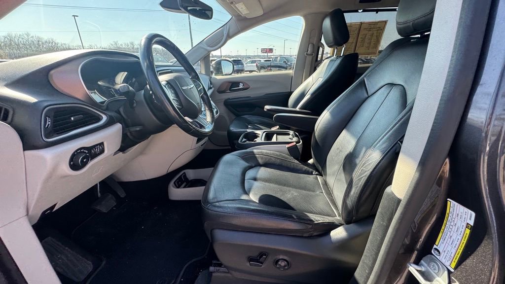 Used 2019 Chrysler Pacifica Touring-L image 13