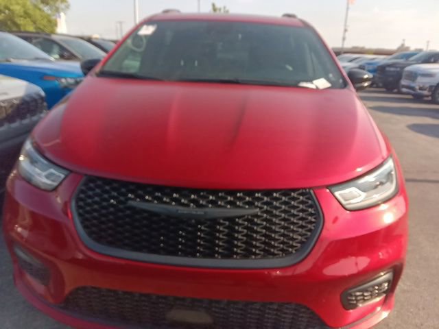 Used 2025 Chrysler Pacifica Limited FWD image 7