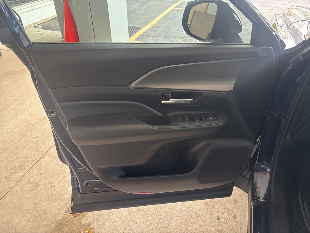 Used 2025 Toyota Grand Highlander AWD Hybrid image 6