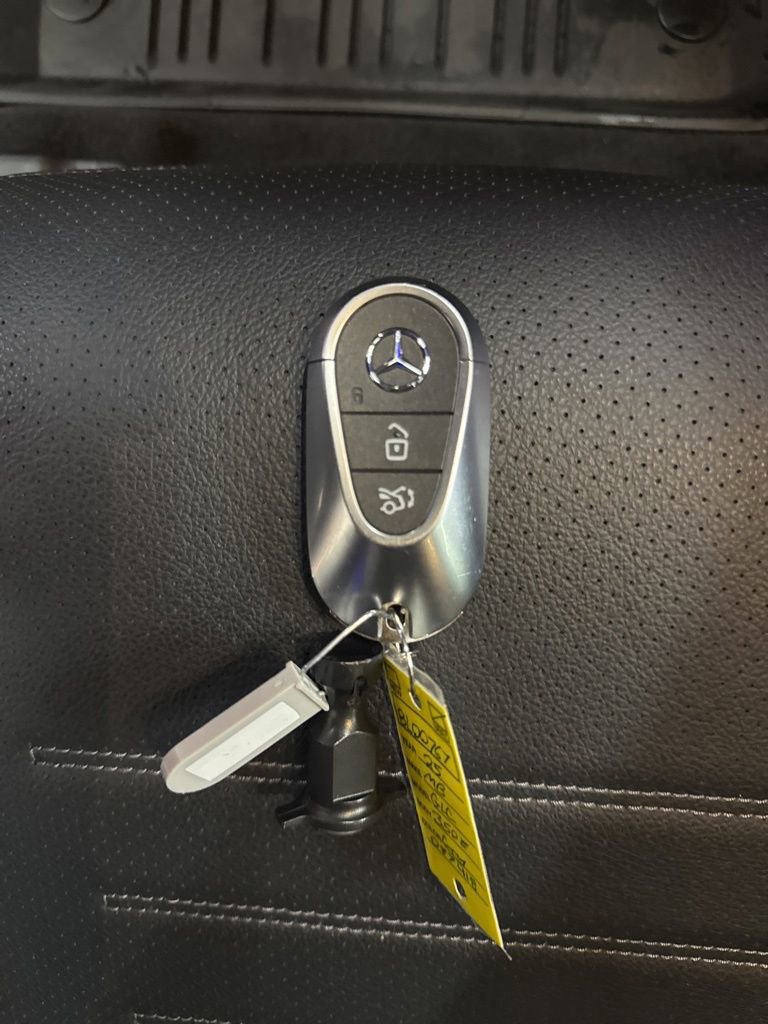 Used 2025 Mercedes-Benz GLC 350e image 27