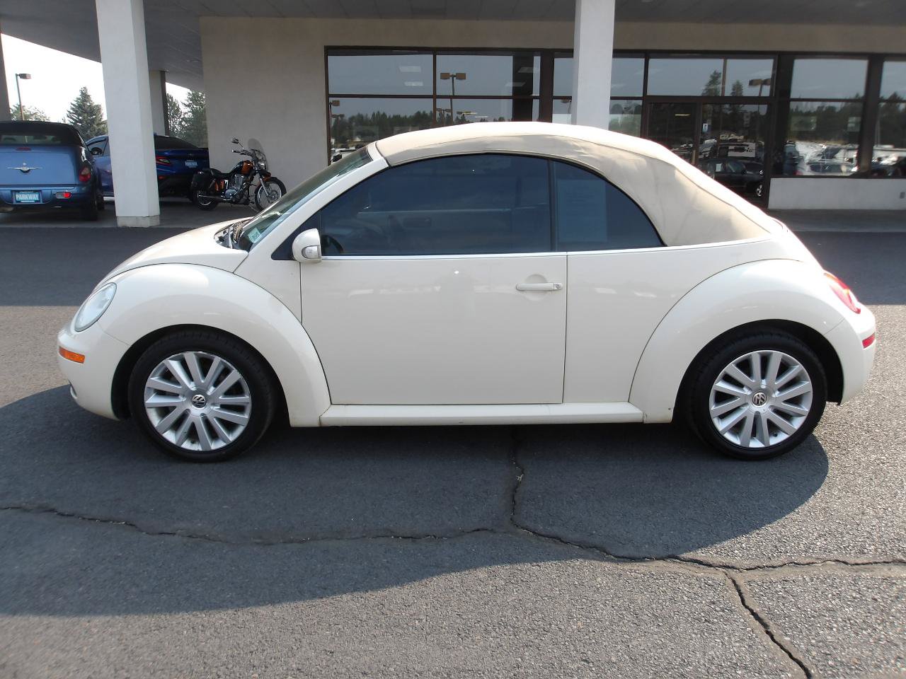 Used 2008 Volkswagen Beetle SE FWD image 2