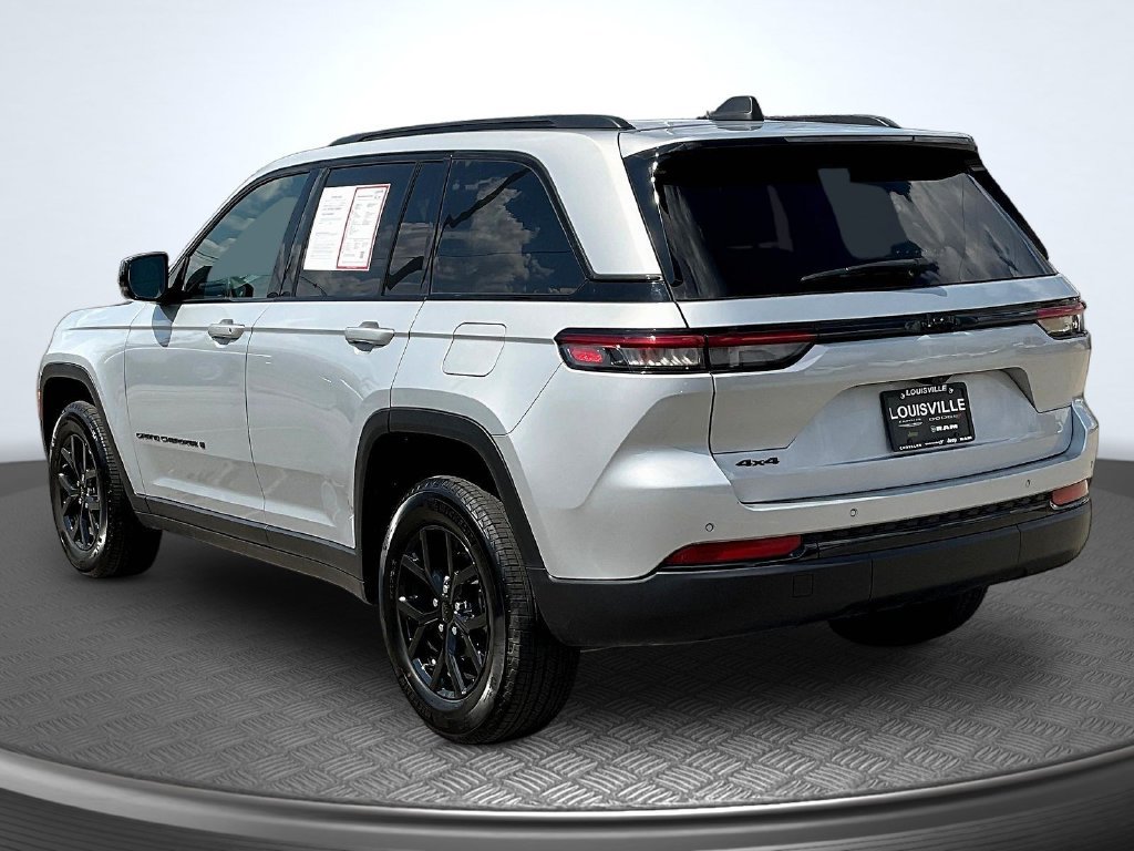 Used 2025 Jeep Grand Cherokee Altitude AWD/4WD image 5