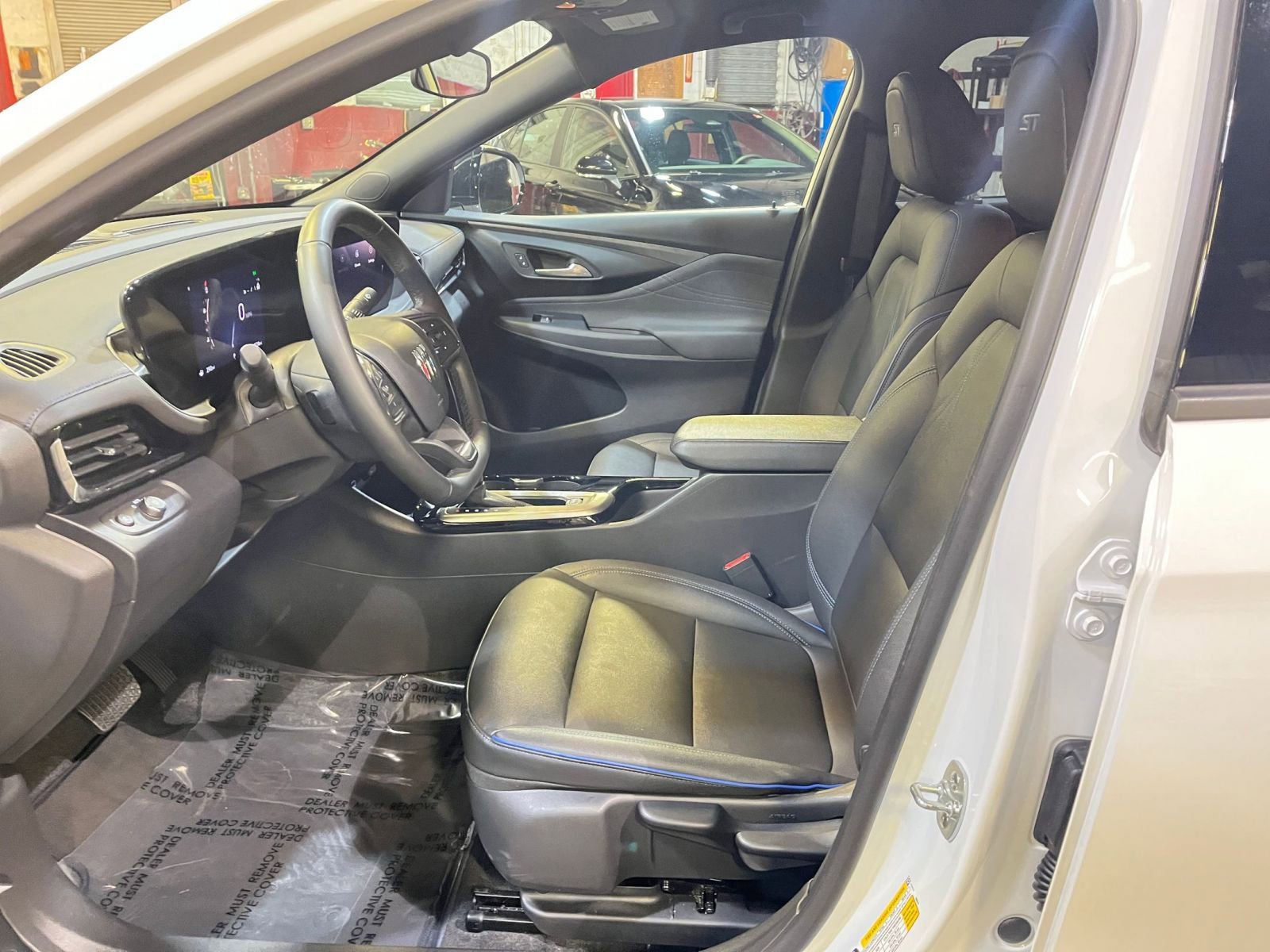 Used 2025 Buick Envista Sport Touring image 25