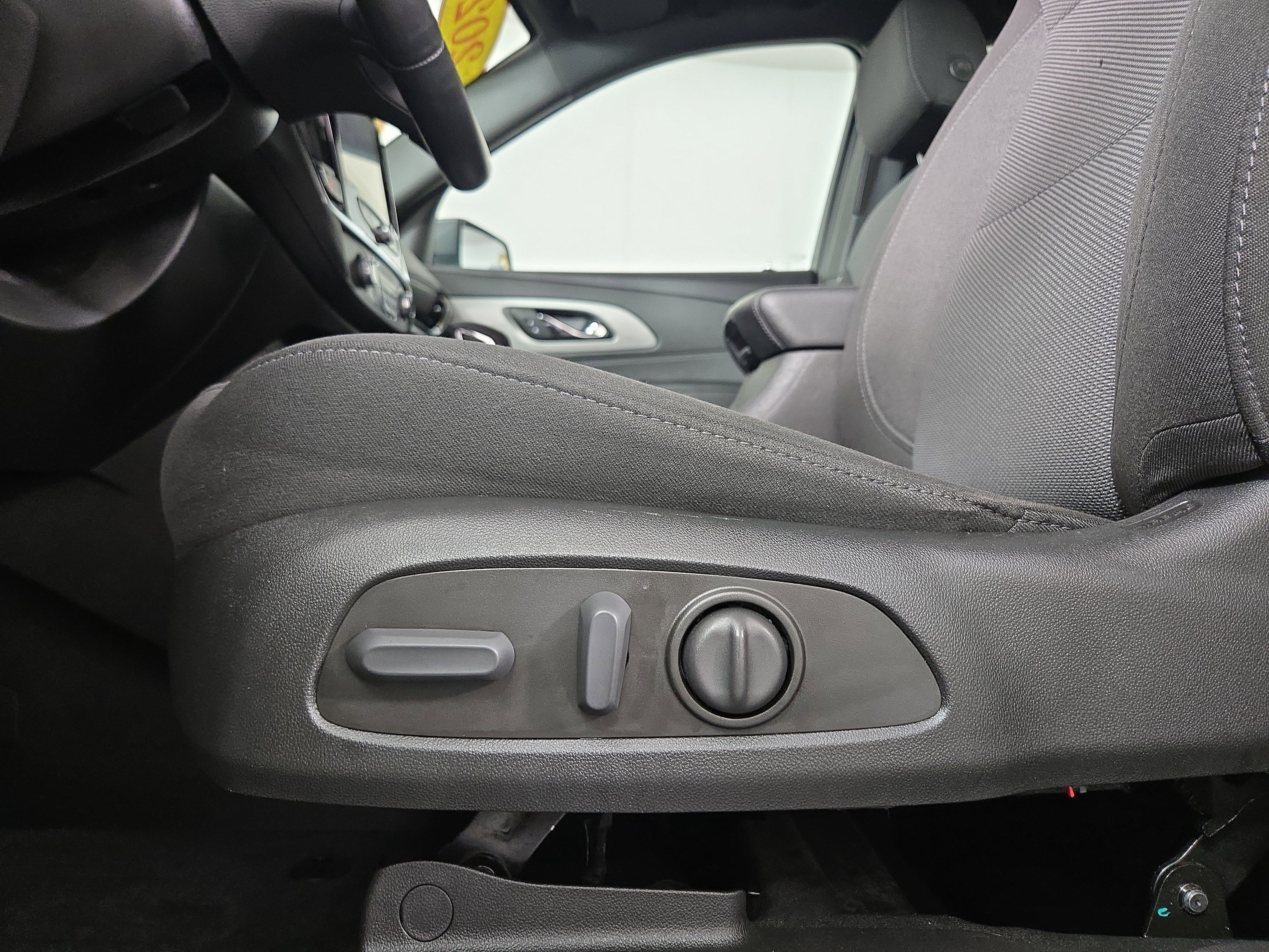 Certified 2023 Chevrolet Traverse LT image 32