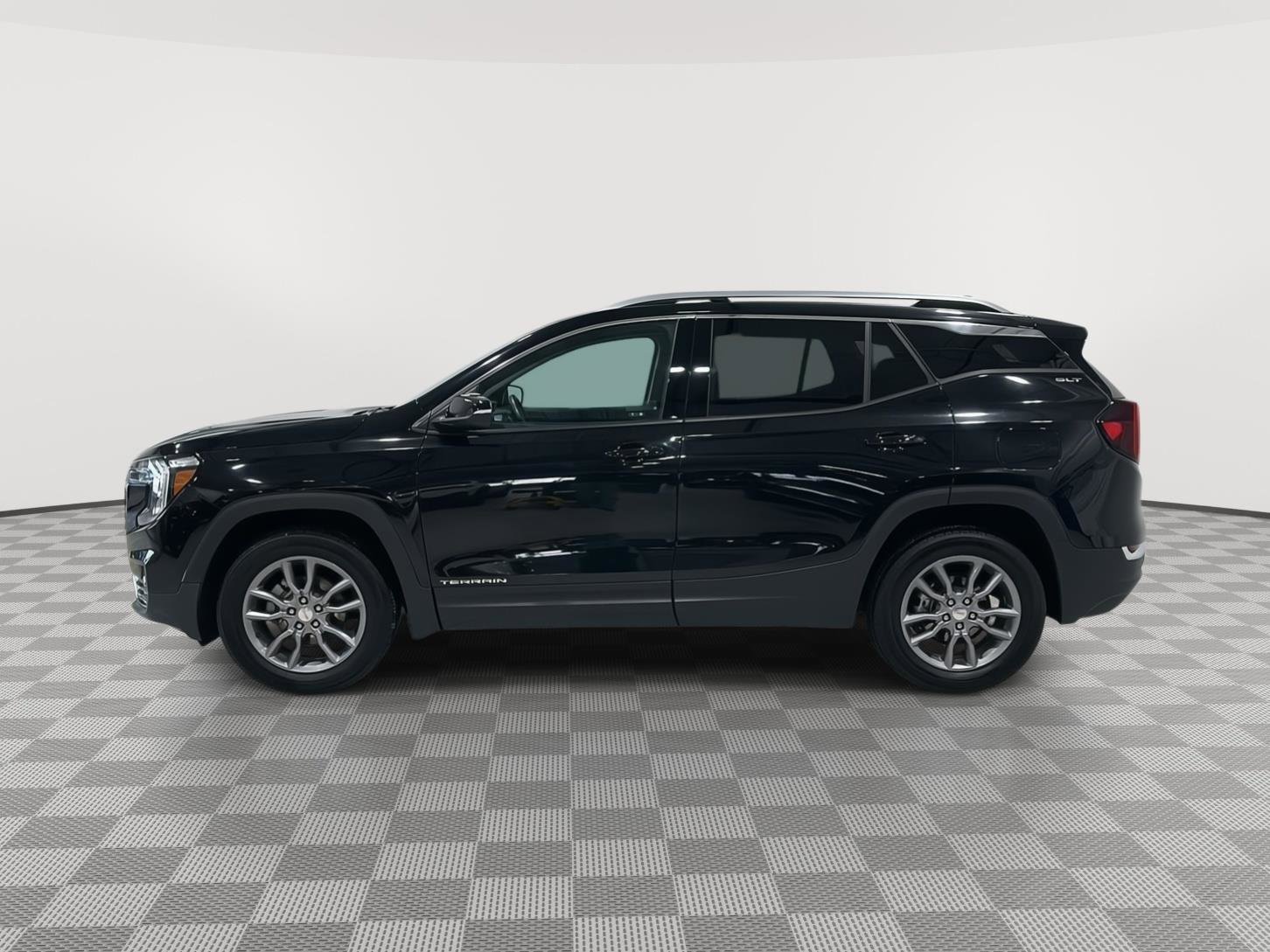 Used 2024 GMC Terrain SLT image 2