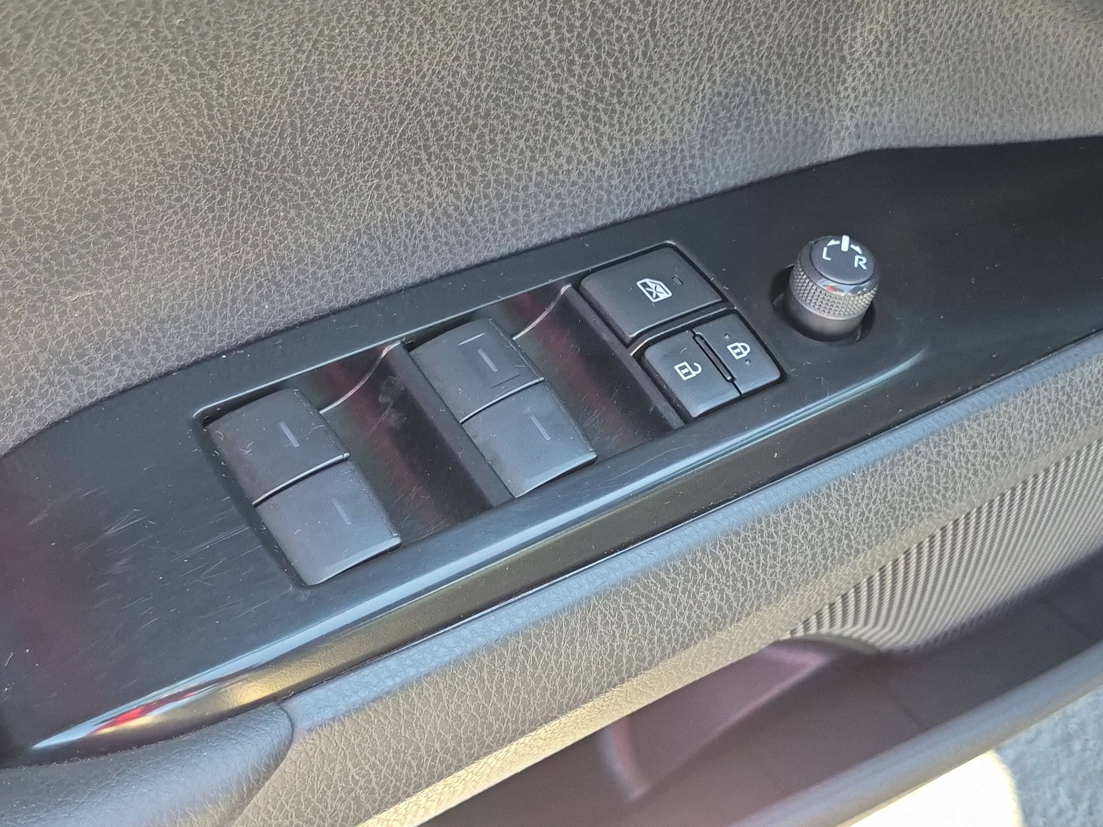 Used 2025 Toyota Camry SE FWD image 14