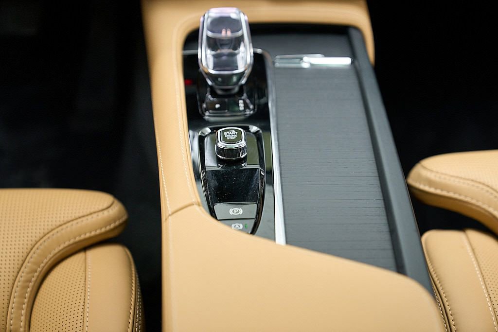 Certified 2024 Volvo XC90 T8 Ultimate AWD/4WD image 32