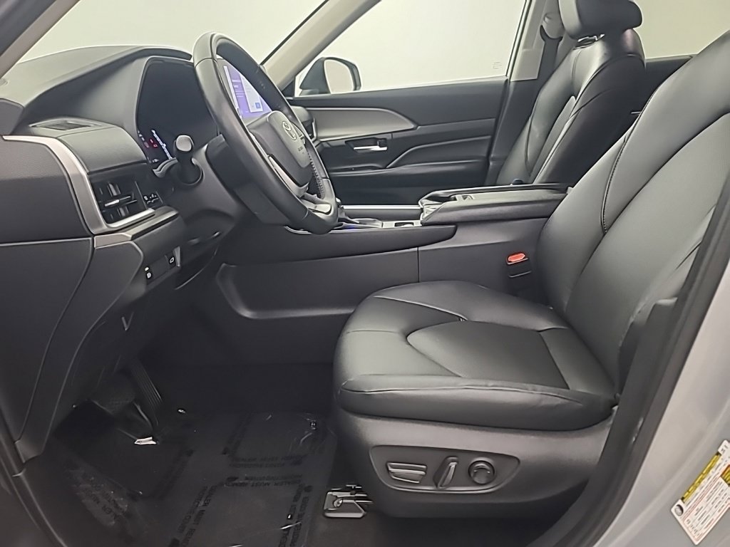 Used 2025 Toyota Grand Highlander AWD image 30