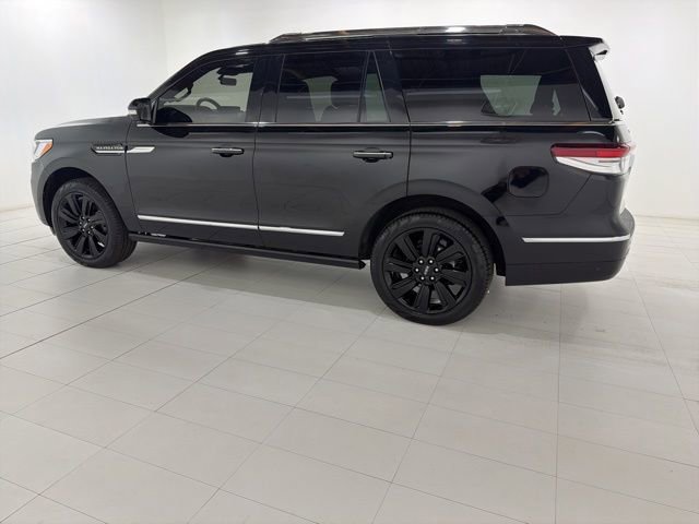 Used 2022 Lincoln Navigator Reserve AWD/4WD image 2