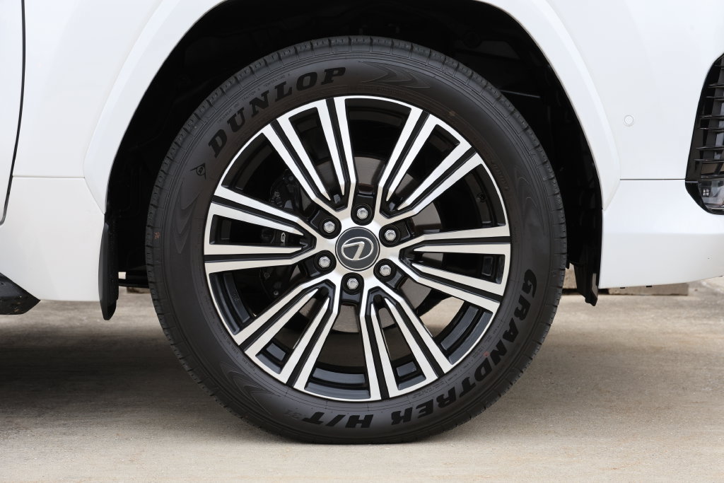 Used 2026 Lexus LX 700h Luxury AWD/4WD image 7