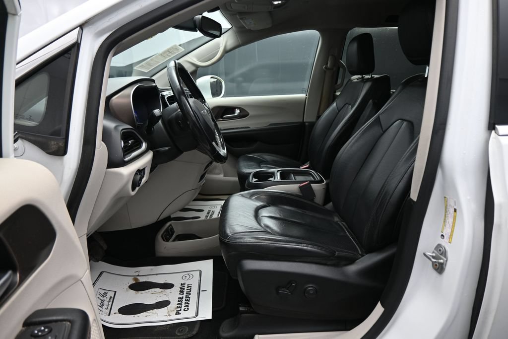 Used 2019 Chrysler Pacifica Touring-L FWD image 9