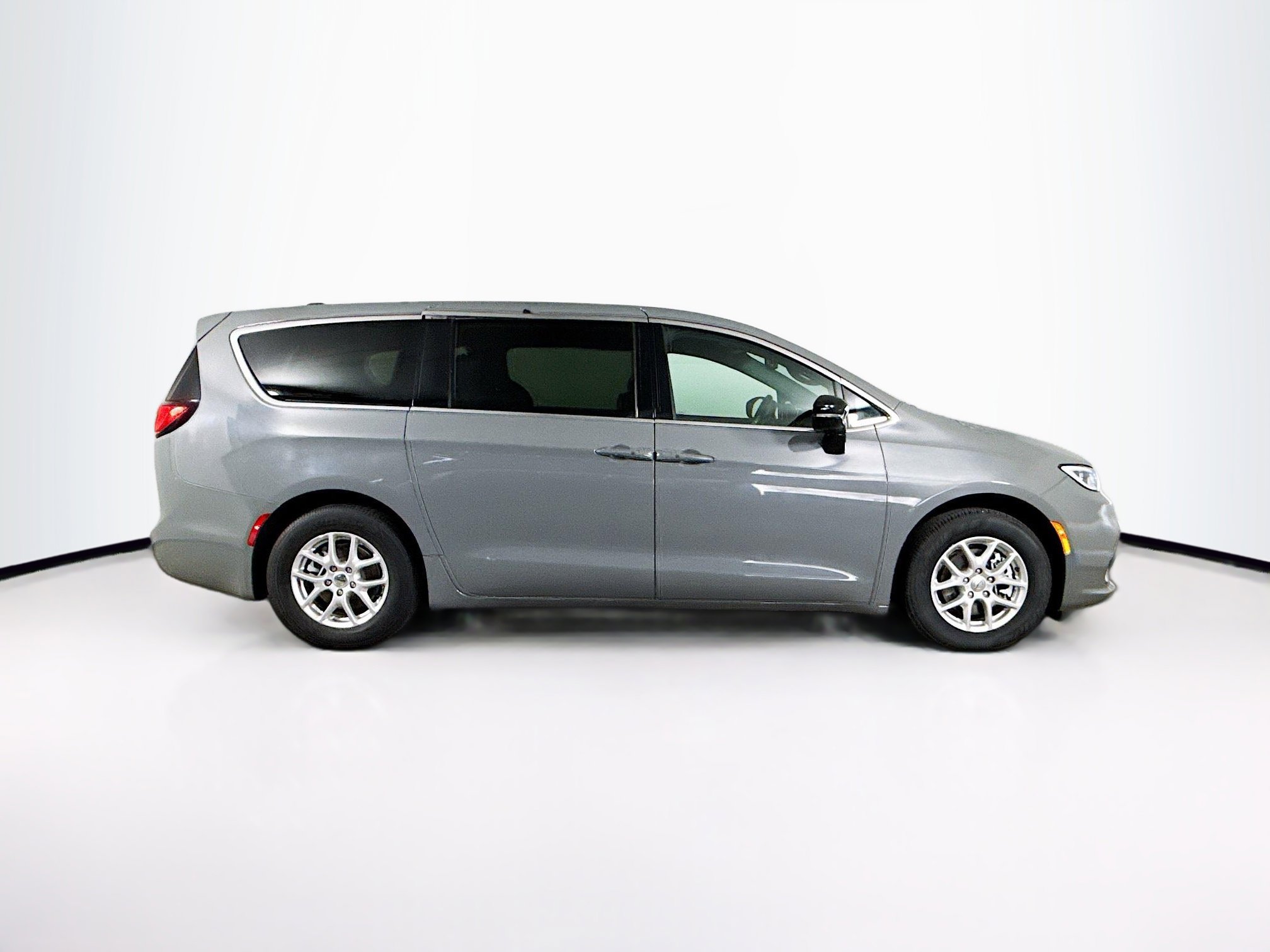Used 2025 Chrysler Pacifica Select image 2