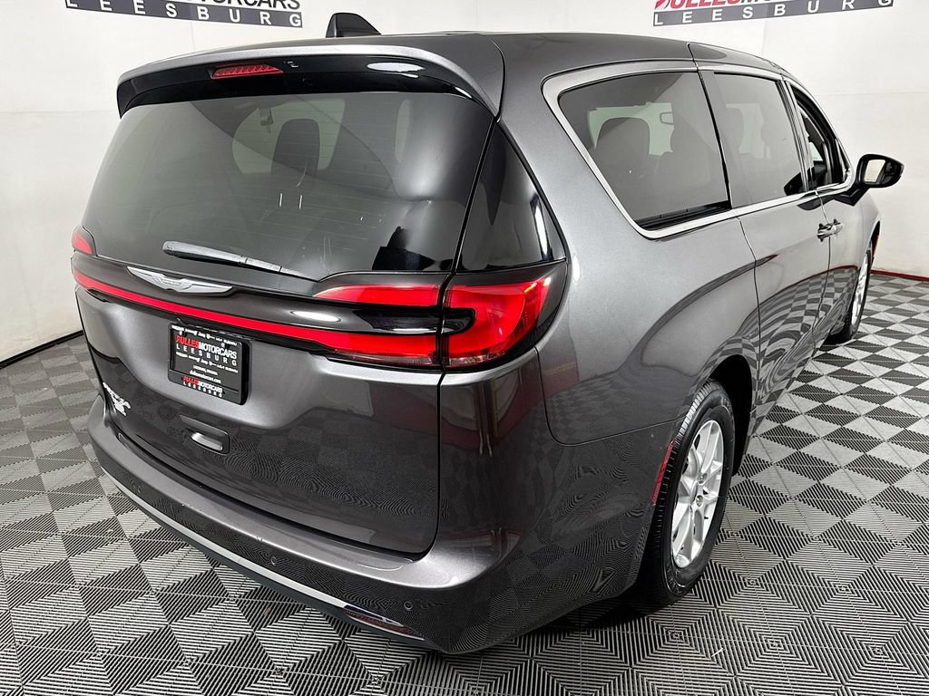 Used 2023 Chrysler Pacifica Touring-L FWD image 7
