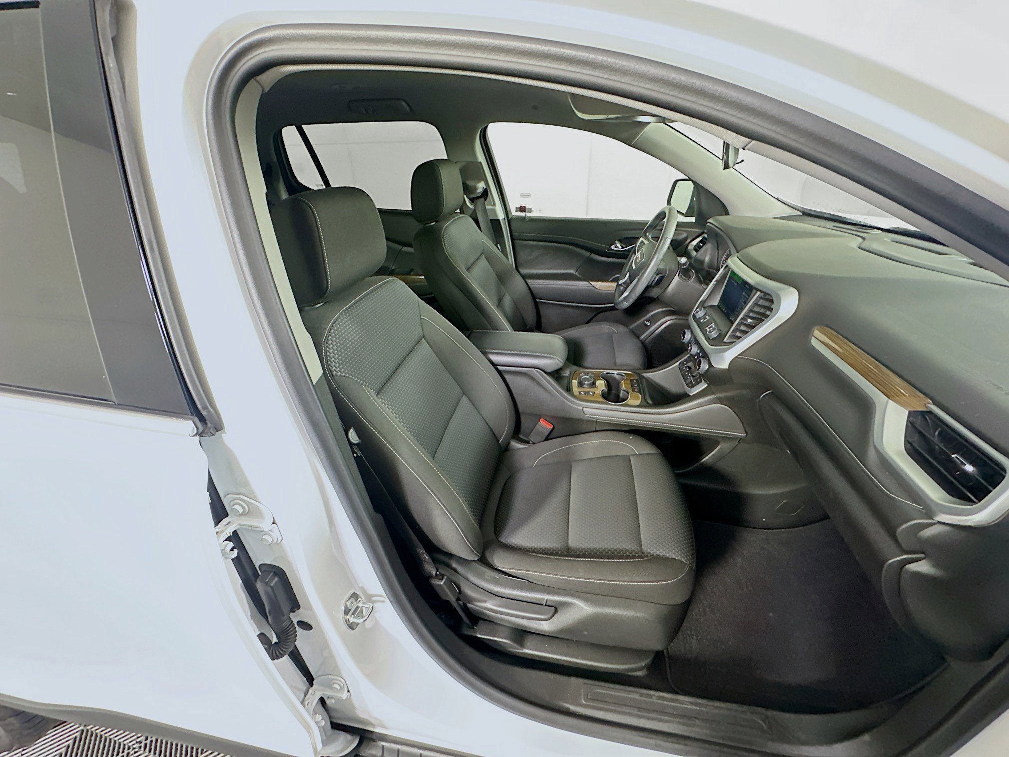 Used 2023 GMC Acadia SLE w/ Driver Convenience Package image 34