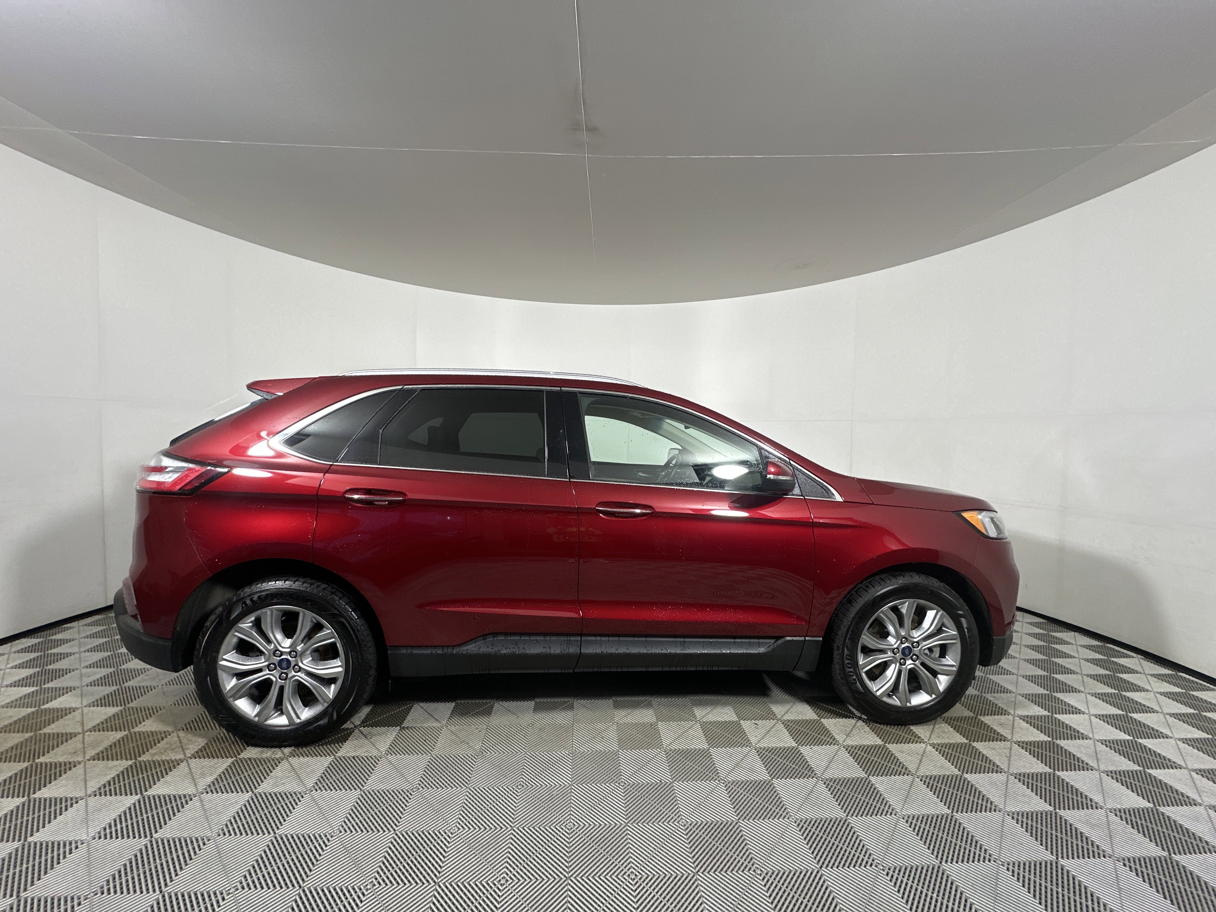 Used 2019 Ford Edge Titanium w/ Cold Weather Package AWD/4WD image 8