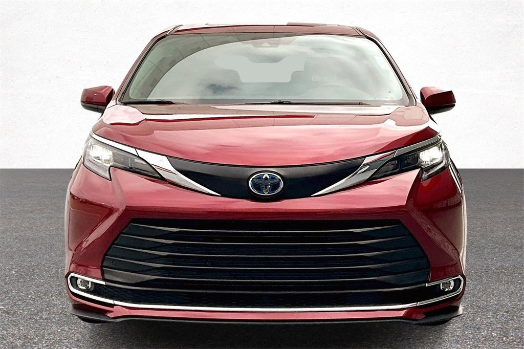 Certified 2024 Toyota Sienna XLE image 3