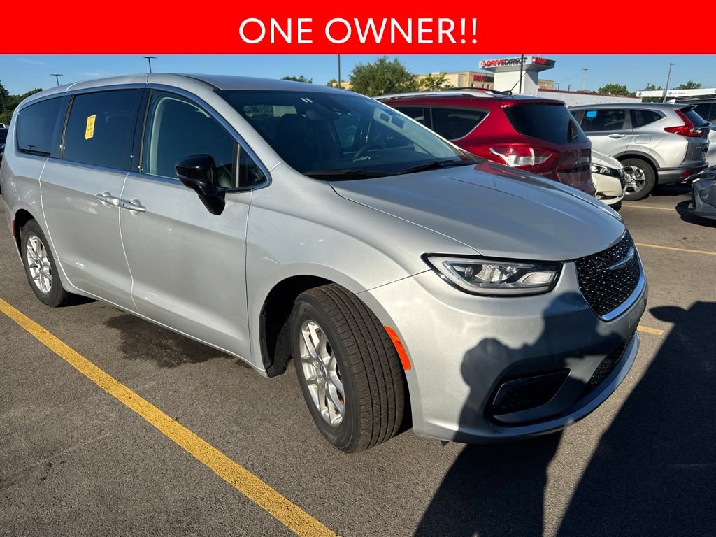 Used 2024 Chrysler Pacifica Touring-L FWD image 3