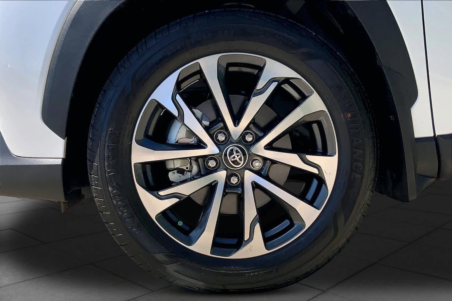 Used 2023 Toyota Corolla Cross XLE w/ Convenience Package image 11