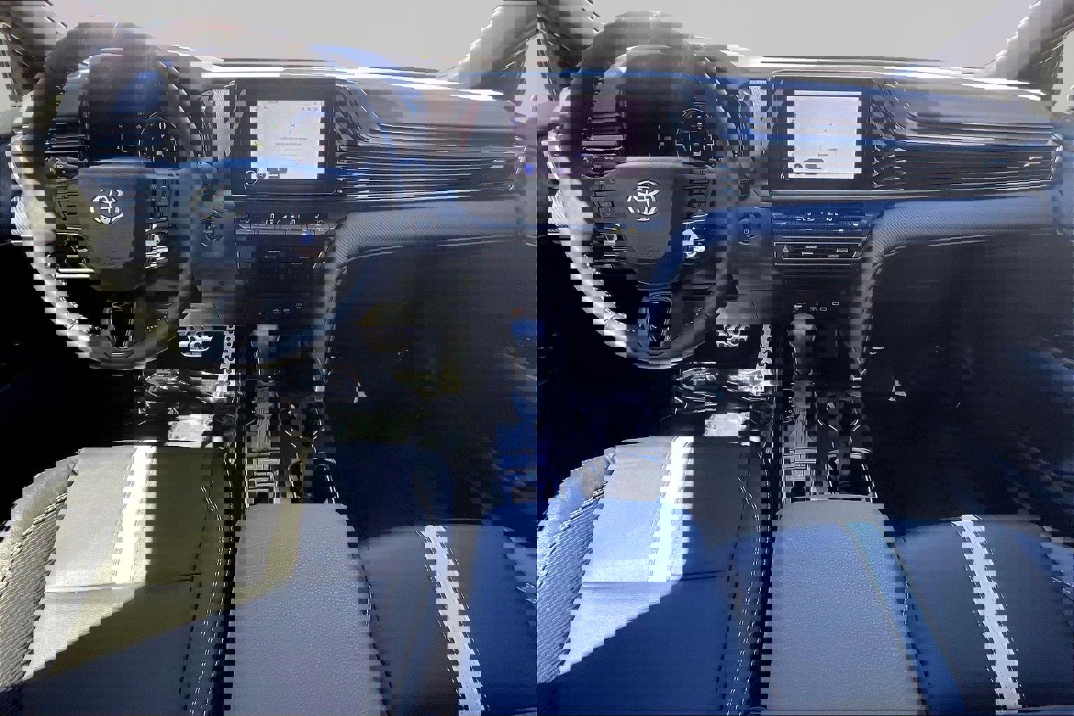 Used 2025 Toyota Camry SE w/ Convenience Package FWD image 7