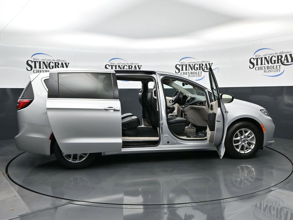 Used 2024 Chrysler Pacifica Touring-L image 27