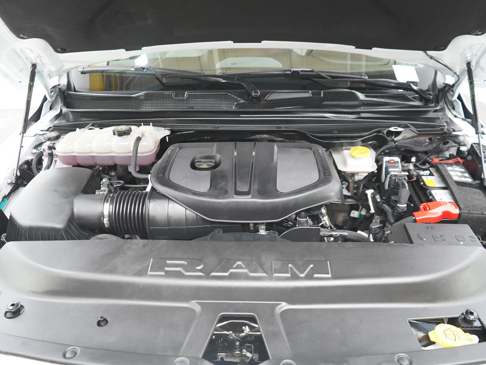 Used 2025 RAM 1500 Laramie AWD/4WD image 26