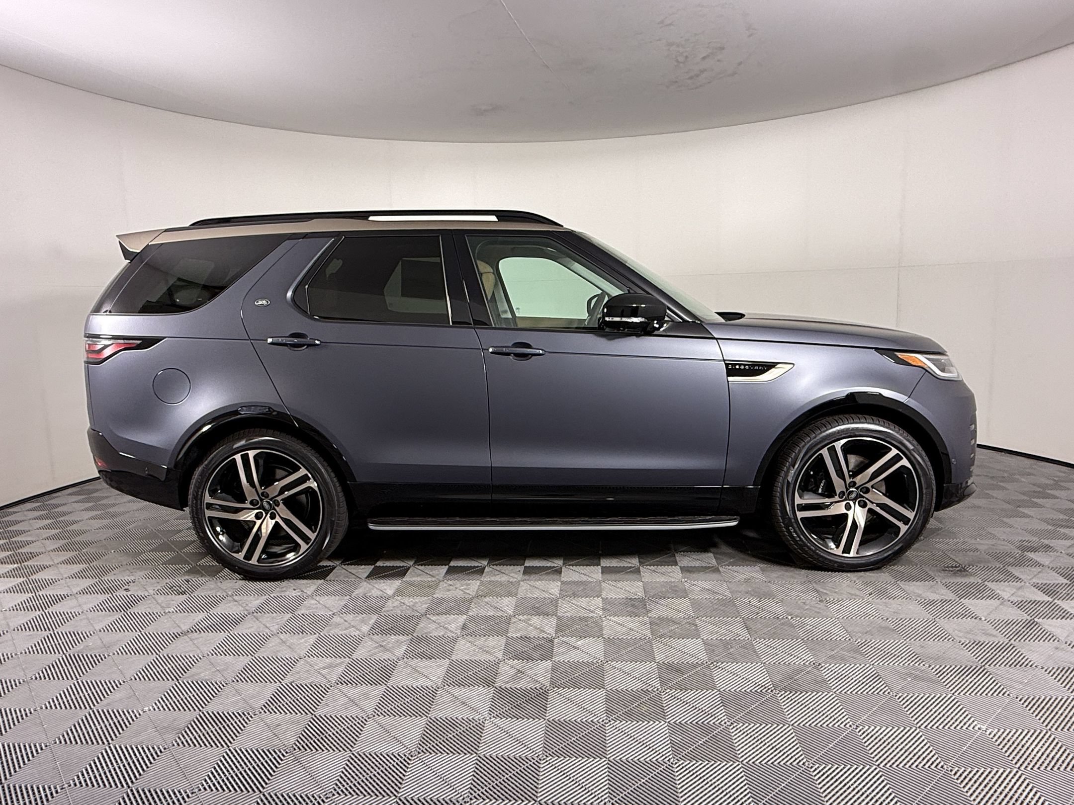 New 2026 Land Rover Discovery Limited Edition AWD/4WD image 8