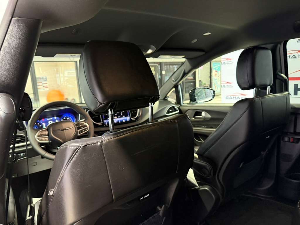 Used 2025 Chrysler Pacifica Select image 36