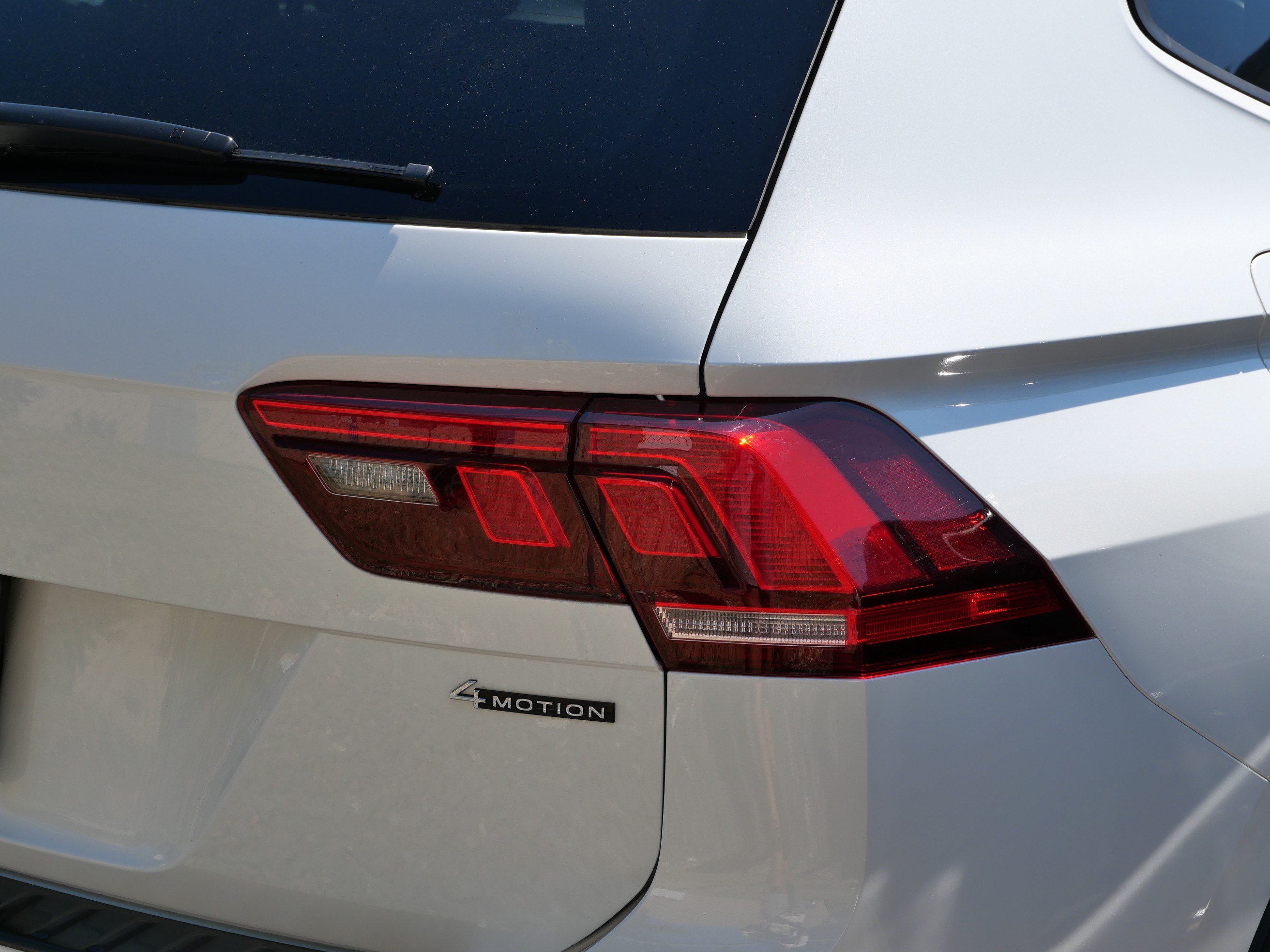 Used 2023 Volkswagen Tiguan SE R-Line AWD/4WD image 9